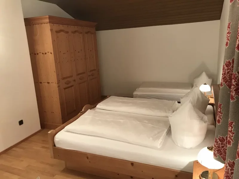 Beethoven Schlafzimmer mit Kleiderkasten