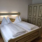 Mozart Schlafzimmer mit Doppelbett thumbnail