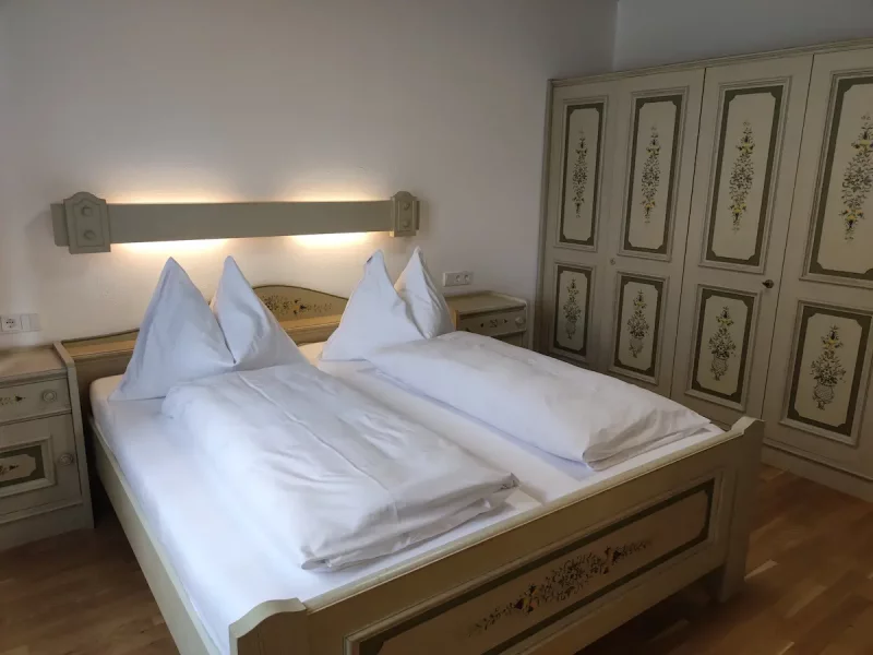 Mozart Schlafzimmer mit Doppelbett