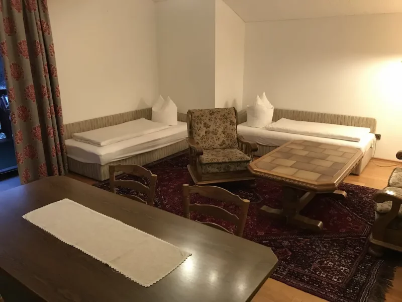Beethoven Wohnzimmer mit zwei Sofabetten und Sitzecke