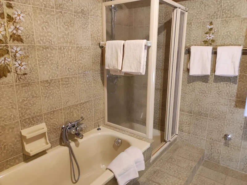Beethoven Badezimmer mit Dusche