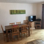 Beethoven Wohnzimmer mit Esstisch und TV thumbnail