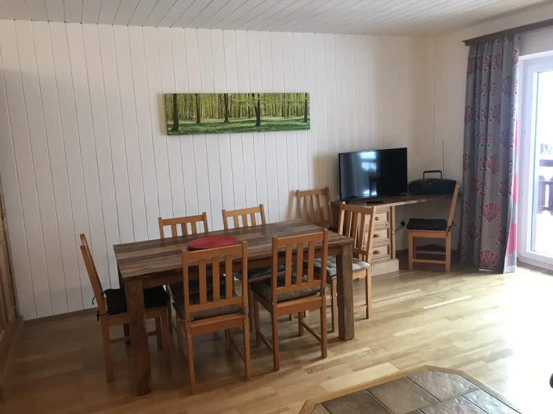 Beethoven Wohnzimmer mit Esstisch und TV