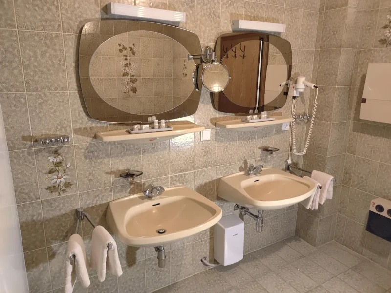 Beethoven Badezimmer mit zwei Waschbecken
