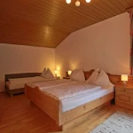 Beethoven Schlafzimmer mit Doppelbett thumbnail