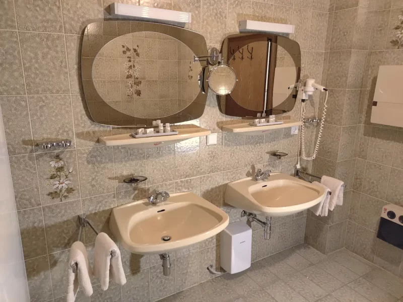 Beethoven Badezimmer mit zwei Waschbecken