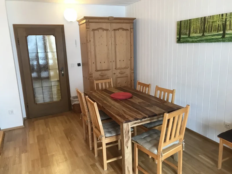 Beethoven Wohnzimmer mit Esstisch und Kasten