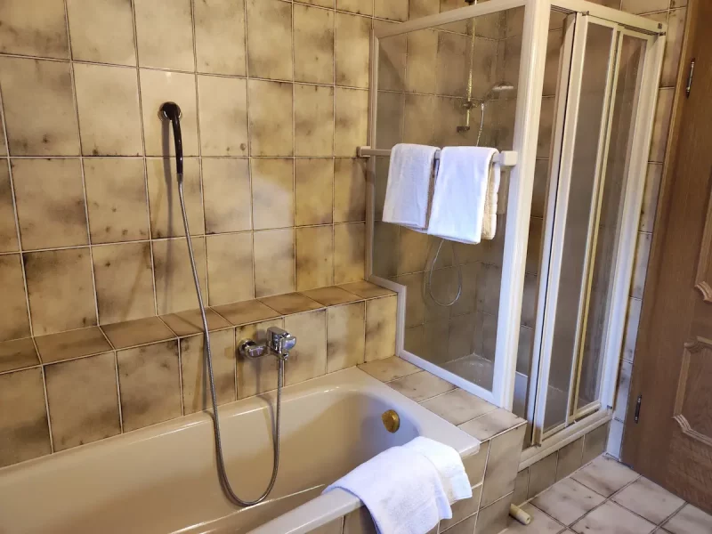 Mozart Bad mit Dusche und Badewanne
