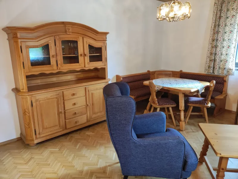 Mozart Wohnzimmer mit Sitzecke und Kommode