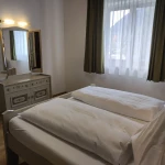 Mozart Schlafzimmer mit Blick auf den Spiegelschrank thumbnail
