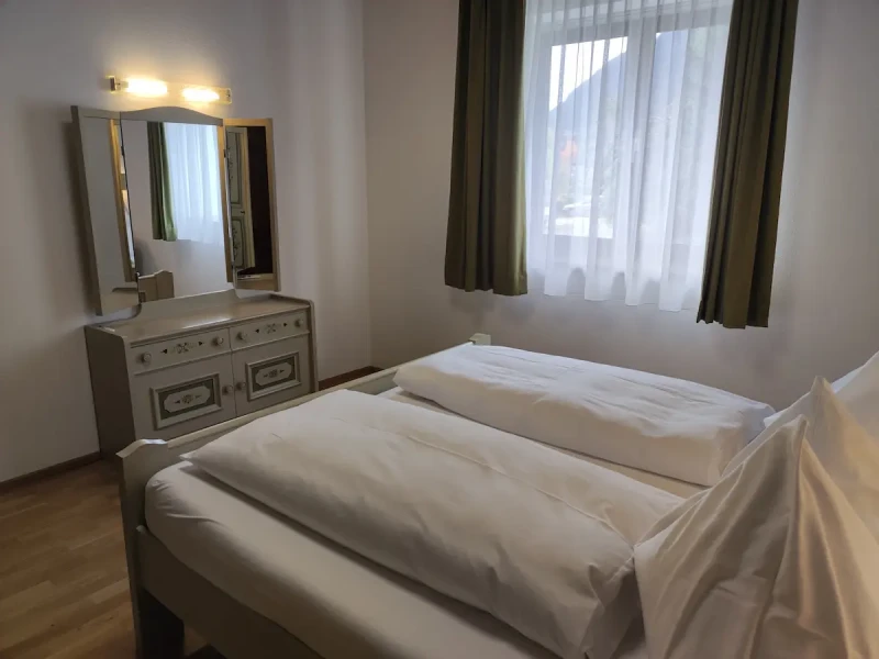 Mozart Schlafzimmer mit Blick auf den Spiegelschrank