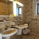 Mozart BAd mit zwei Waschbecken thumbnail