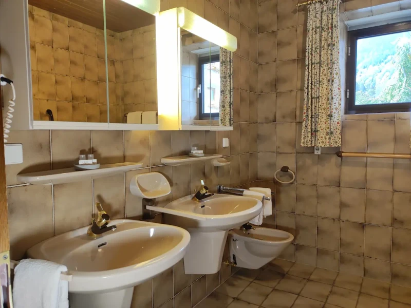 Mozart BAd mit zwei Waschbecken