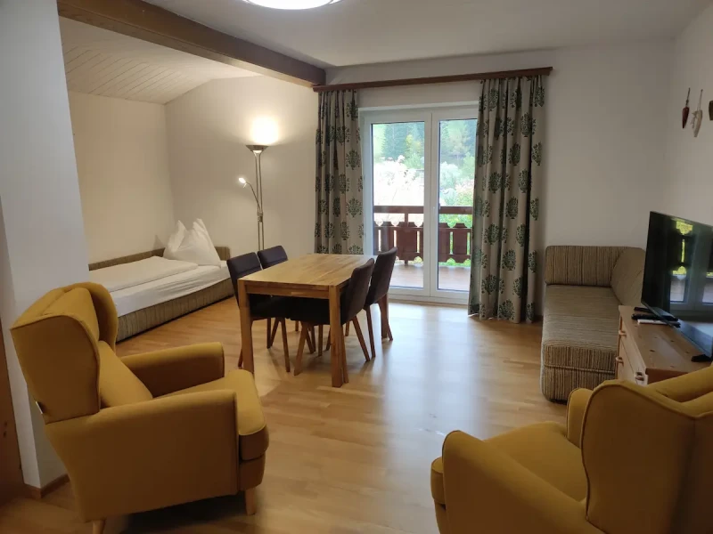 Strauss Studio Ansicht mit Esstisch
