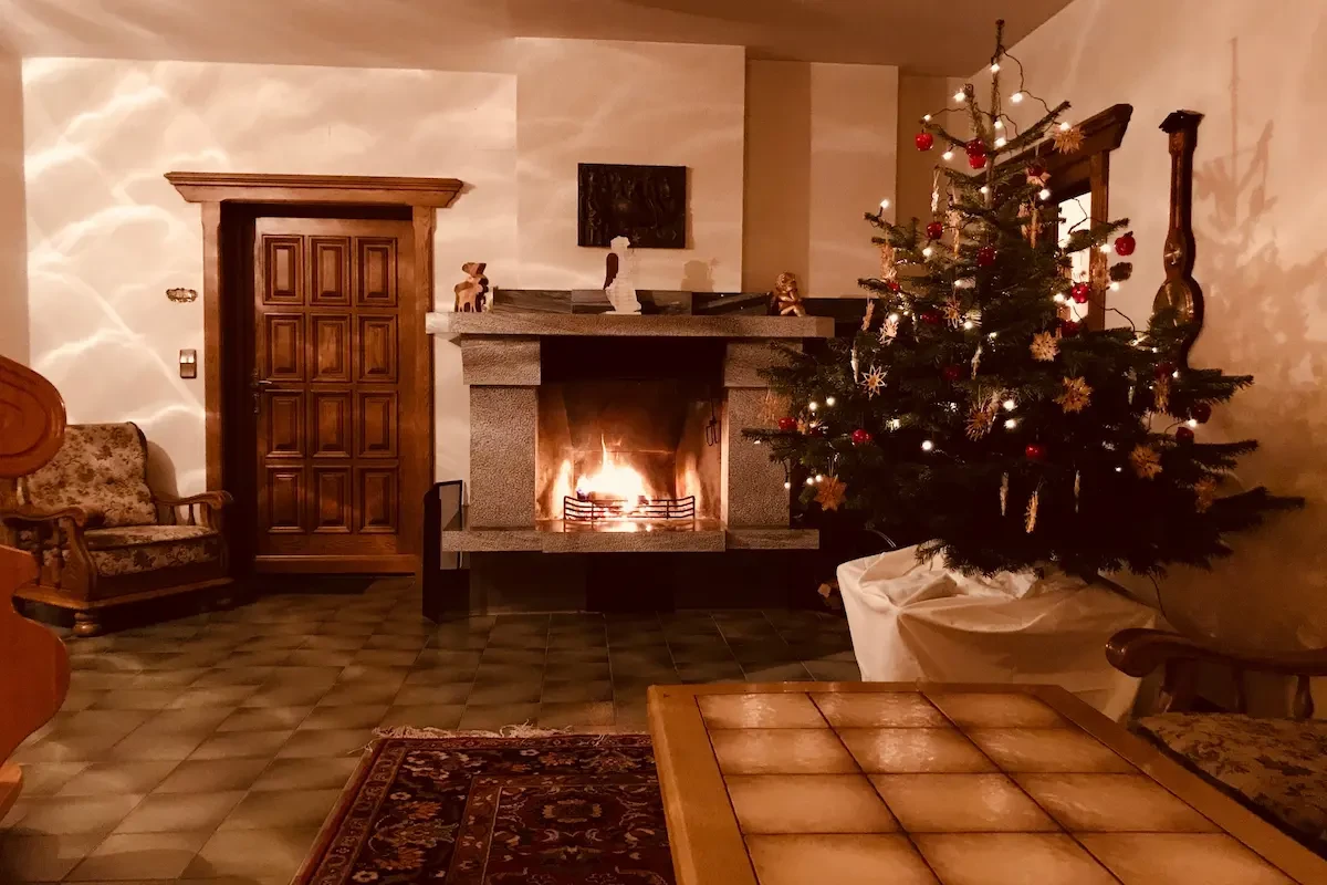 Kamin in der Lobby zu Weihnachten