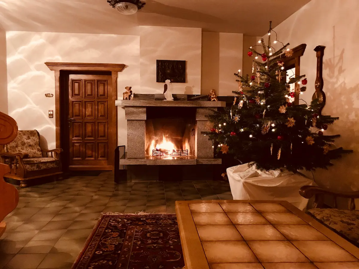 Kamin in der Lobby zu Weihnachten